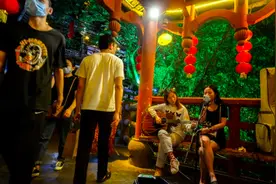 采风芙蓉镇：赏酒赏月赏瀑布，妙龄女孩在廊桥自弹自唱图片