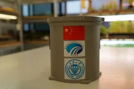 最新照片显示：荒芜的月球环境下生长出了第一片绿叶图片