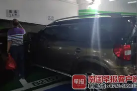奇葩车位，业主好累！南宁一小区超窄超矮停车位难倒老司机图片
