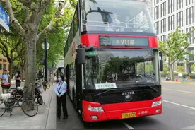 今天911路双层巴士“放大招”，车厢内出现可爱小小“乘务员”图片