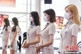 2020湖南汽车展览会 众车模戴口罩站台图片