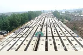 航拍青兰高速莱泰段扩建现场，中铁四局项目部员工无休奋战图片