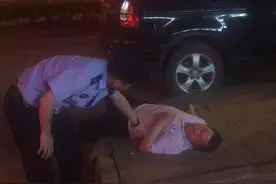 男子醉卧路边民警喂水，清醒后称以后再也不喝酒麻烦警察了图片