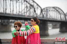 游客“五一”假期游览丹东图片