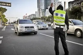 交警查车时，为何先摸一下汽车后备箱？主要是因为这三点图片