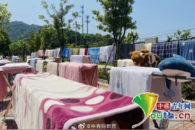 高校宿管阿姨“云接单”2500余份 为学生晒4000余床被褥图片