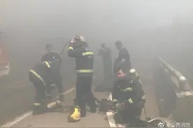 京昆高速山西灵石段汽车追尾，消防员顶着浓烟冲进隧道救火图片