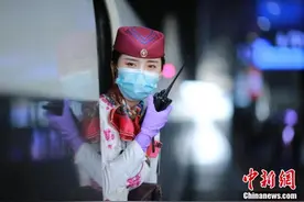 成渝高铁乘务员成一道靓丽风景线图片