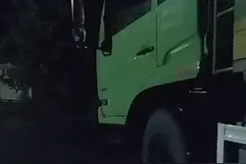 用过期临时号牌上高速还想冲卡 被查后司机拿钱望民警“通融”视频封面