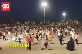 8岁女孩被大妈选为广场舞领舞怎么回事？原因曝光网友直呼太厉害图片