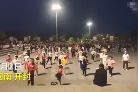 8岁女孩被大妈选为广场舞领舞怎么回事？原因曝光网友直呼太厉害图片