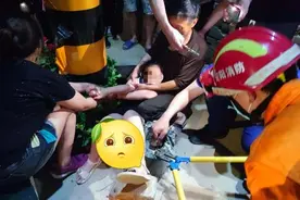 隔着屏幕都嫌疼！10岁女孩不慎摔倒，被小指粗的钢筋刺穿大腿图片