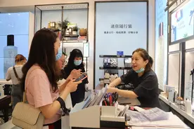 带货不输“李佳琦”，这位柜姐成了新晋“网红主播”｜跟着他们嗨翻“五五购物节”图片