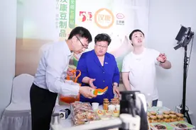 宝山区领导组团“直播带货”网友评论“买买买”图片