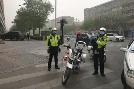 孩子，别怕！叔叔帮你找家人图片