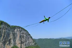 青春“漂浮”在高空扁带上图片