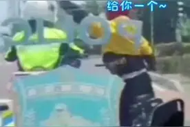 外卖小哥送骑警小姐姐竹蜻蜓，网友：太甜，被齁到了图片