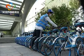 00后“单车猎人”坚守武汉街头 日行2万步“拯救”共享单车图片