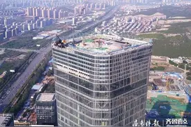 济南现任第一高-339米的云鼎大厦近距航拍图片
