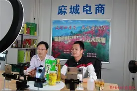 麻城市副市长直播带货销售地标优品图片