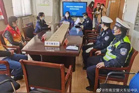 市南交警火车站中队参加辖区北京路小学开学前交通安全隐患处置演练图片
