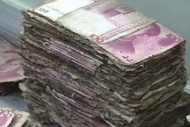 200万现金埋自家院里，5年后挖出来一看……图片