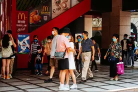 百米小马路一天6万人扫货，魔都网红市集也有“吸金大法”图片