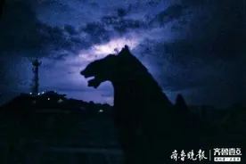 雨夜里的一道道闪电图片