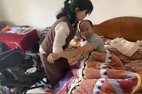 这个宁波媳妇带着瘫痪前夫出嫁！邻居们说，她从来没向命运低过头图片