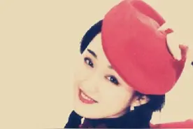 杨钰莹青涩旧照曝光 梳麻花辫穿火红公主裙笑容甜美图片