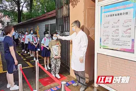 衡阳：小学开学首日，一米之外诠释互爱图片