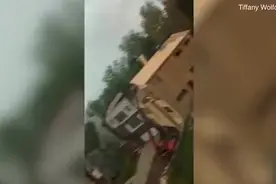 美国4名在屋顶作业的工人遭遇狂风暴雨 其中一人被吹落视频封面