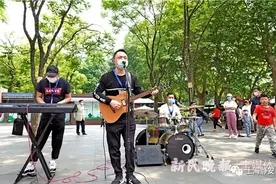 “无限乐队”重回静安公园门口演唱啦！速来围观图片
