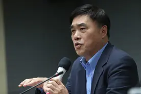 郝柏村辞世后，其子郝龙斌递补国民党中评委主席团主席图片