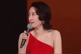 刘敏涛唱歌表情管理失控 红色高跟鞋演唱截图成表情包图片