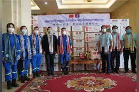 中国蓝天救援队向柬埔寨移交抗疫物资图片