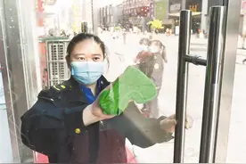 石家庄市新华区对街道门头牌匾进行清洁 助力商业企业复商复市图片