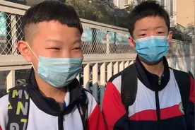 收苹果、递“情书”同学相见目传“情”同桌有了“防护板”图片
