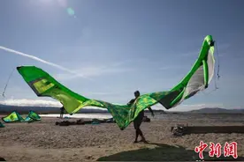 美国旧金山湾区市民海边享受滑翔伞冲浪乐趣图片