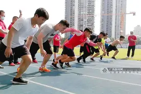 广西“大力士”赛跑找状态，举重运动员体测百分百达标图片