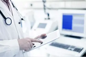 30余年烟龄“老烟枪”咽痛数月没重视，病情拖成喉咽癌图片