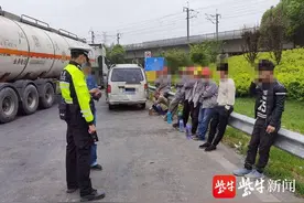 核载7人结果坐了22人，高速交警一早连查四起超员图片