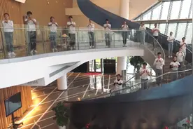 他们动情起舞，他们放声高歌！这两部抗疫公益片为全球打Call图片