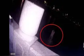 赣州：可怜！凌晨4点，警察发现河中间站着一个老人……图片