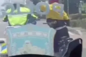 还有后续！外卖小哥送的竹蜻蜓被铁骑队长没收了图片