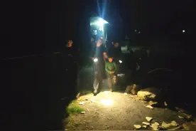 调皮小孩弄坏门锁，怕奶奶责骂躲进油菜花地图片