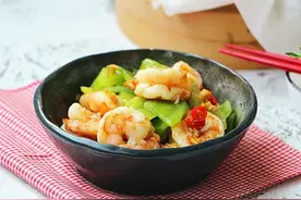 青笋拌虾仁：清爽脆嫩，营养丰富，老少皆宜图片