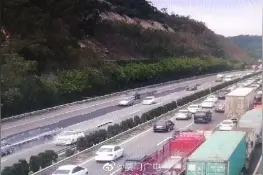 沈海高速厦门往泉州方向水头段发生事故 车流量非常大图片