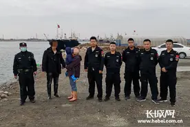 一家三口坐泡沫板漂在海面，滦南民警紧急救助图片