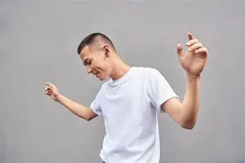 戴耳机玩手机游戏或导致失聪！专家：三四十分钟后必须有停歇点图片